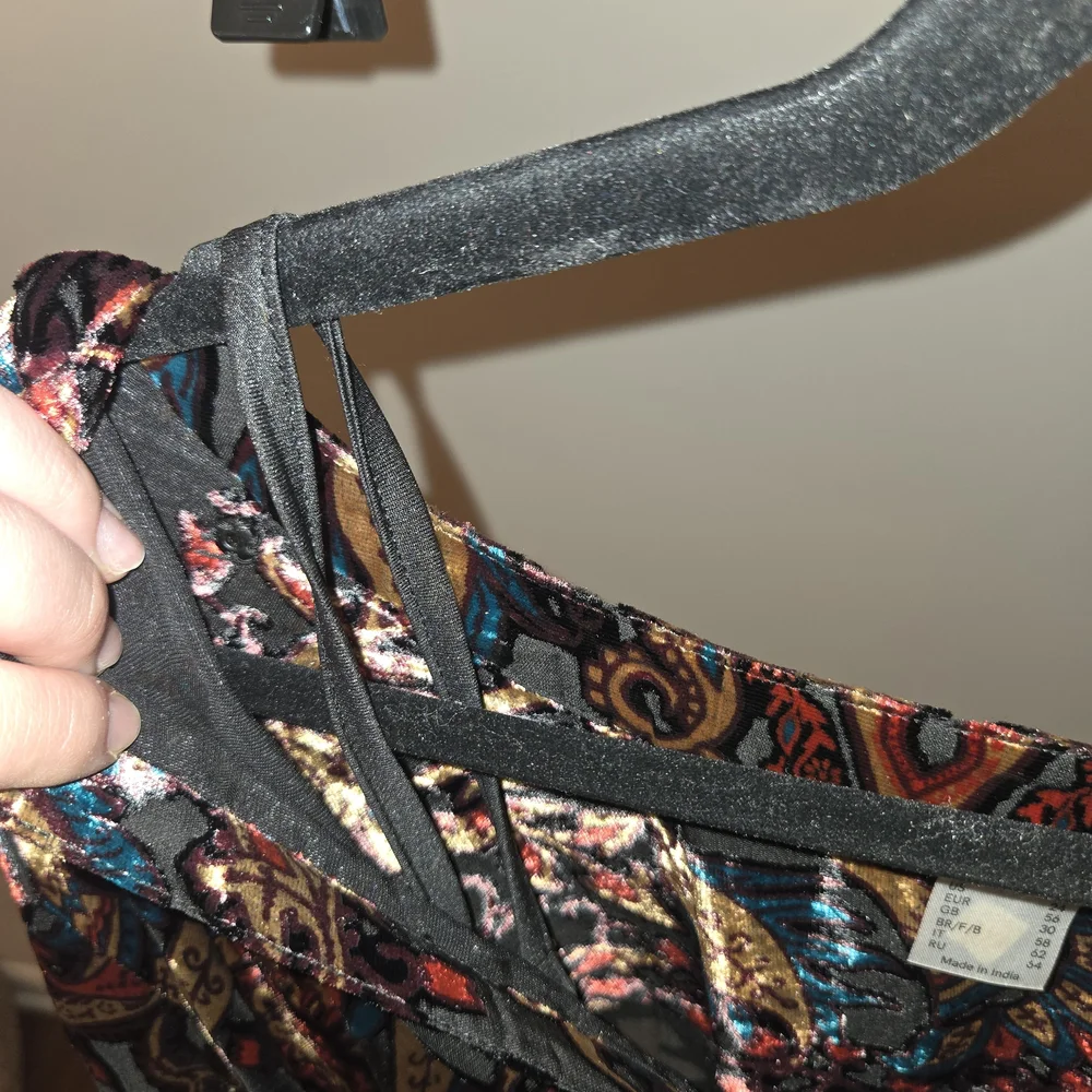 Elegant Paisley Velvet Midi Dress - Picture 4 of 7